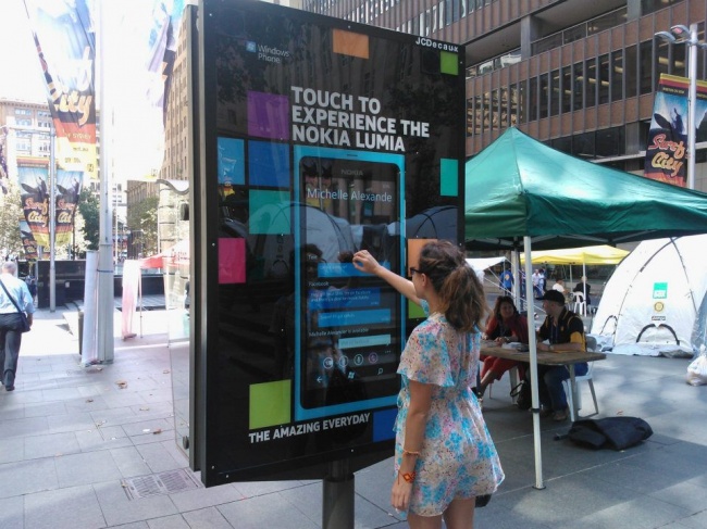 Bốt quảng cáo cho phép người qua đường có thể trải nghiệm những tiện ích mới nhất của Nokia Lumia mà không cần đến cửa hàng điện thoại