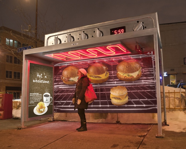 Caribou Coffee đã quảng cáo cho combo cà phê và hamburger 'Ấm nóng đủ đầy' bằng cách đặt những bộ tỏa nhiệt giúp sưởi ấm cho những người chờ xe bus