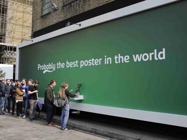 Hãng bia Carlsberg với vòi bia miễn phí trên phố và poster dí dỏm 'Có lẽ đây là poster tuyệt nhất thế giới rồi'