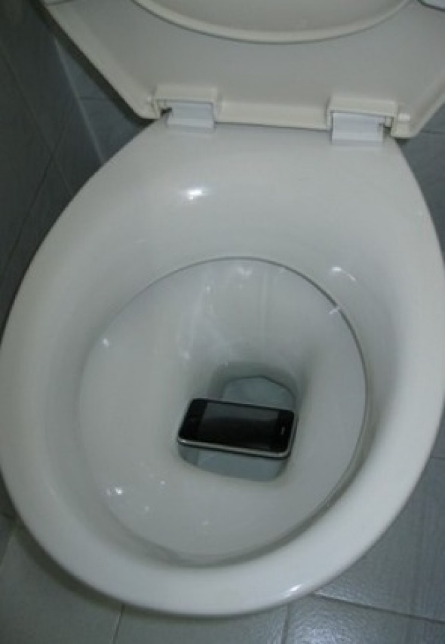 Thanh niên mang điện thoại vào nhà vệ sinh và cái kết hú hồn