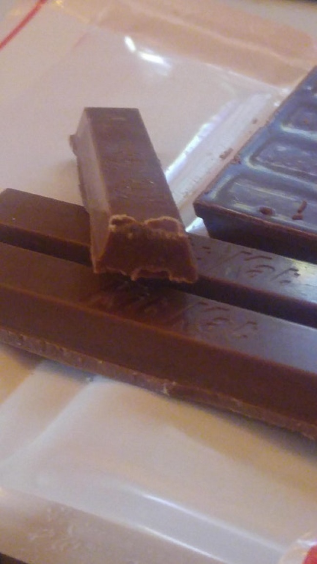 Niềm hạnh phúc khi gặp được chiếc Kit Kat toàn chocolate mà không có xốp