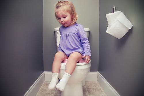 Kỹ năng sử dụng nhà vệ sinh - tưởng chừng đơn giản nhưng cũng là một kỹ năng phụ huynh cần rèn luyện cho bé