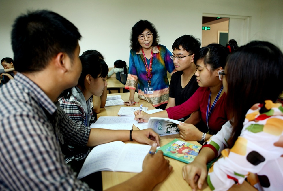 GS,TS Lê Thị Quý  ( người đứng) đang giảng bài cho  sinh viên Đại học Thăng Long, Hà Nội 