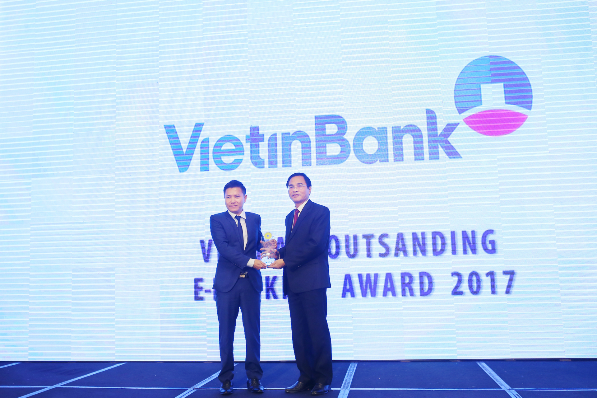 Đại diện VietinBank nhận giải thưởng 'Ngân hàng Điện tử tiêu biểu nhất năm 2017'