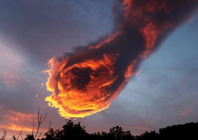 Quả bóng lửa khổng lồ này thực ra là một đám mây ở Morocco