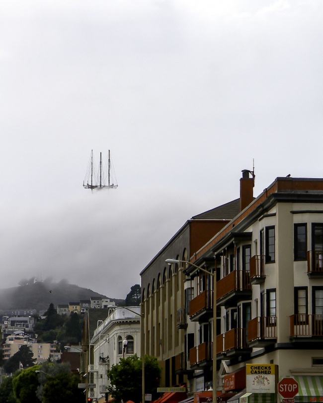 Trong một ngày sương mù, tháp Sutro tại San Francisco tựa như một con thuyền trôi giữa làn mây 