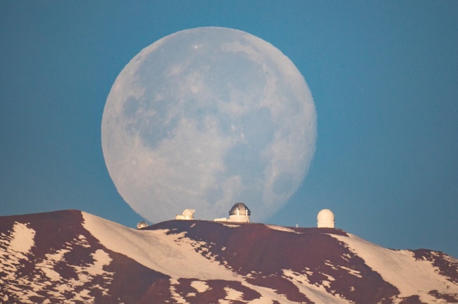 Mặt trăng trên miệng núi lửa Mauna Kea ở Hawaii
