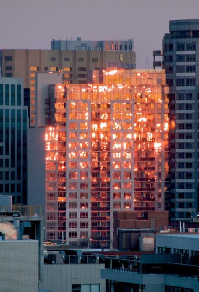 Tòa nhà nhìn như đang bốc cháy nhưng thật ra là đang phản chiếu ánh hoàng hôn
