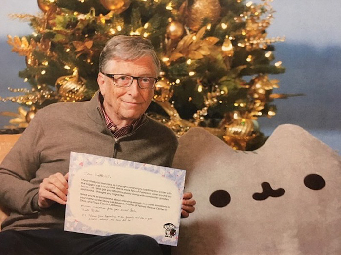 Bill Gates chụp ảnh mình với chú mèo và lá thư 