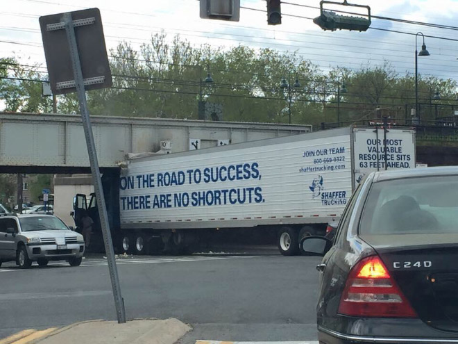 Chiếc xe với thông điệp đầy ý nghĩa: 'Trên con đường dẫn đến thành công không có chỗ cho lối tắt'