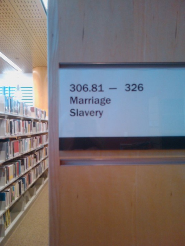 Chế độ sắp xếp trong thư viện đôi khi đem đến những kết quả trớ trêu - như sách về 'Hôn nhân' để gần sách về 'Chế độ nô lệ' chẳng hạn