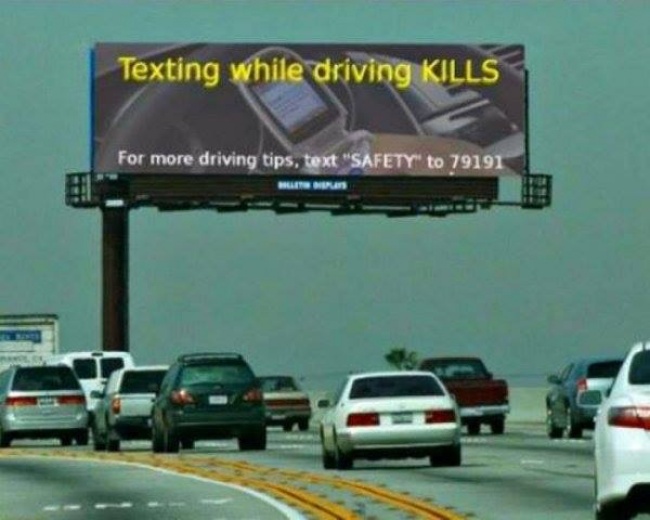 Tấm biển gây hoang mang: 'Nhắn tin khi đang lái xe có thể gây CHẾT NGƯỜI - Nếu bạn cần thêm bí quyết lái xe, hãy nhắn 'SAFETY' gửi 79191'