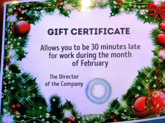 Quà Giáng sinh từ sếp: phiếu cho phép đi muộn 30 phút trong tháng