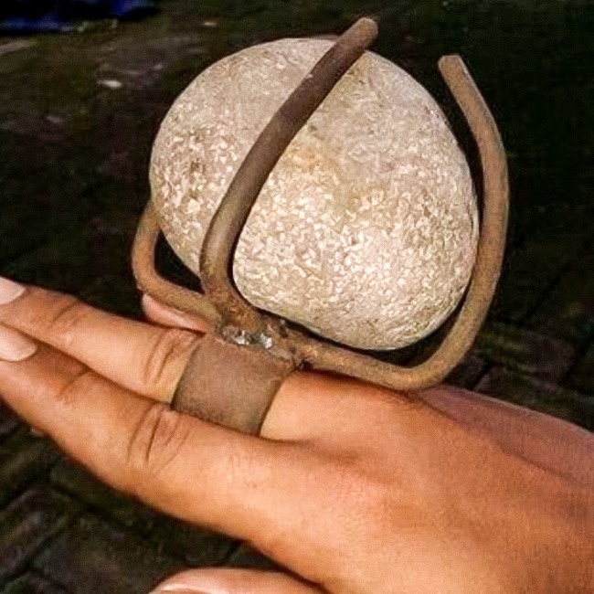 'Vợ tôi nói cô ấy muốn một chiếc nhẫn với 'viên' thật to, tôi đã thực hiện đúng như mong mỏi của cô ấy'