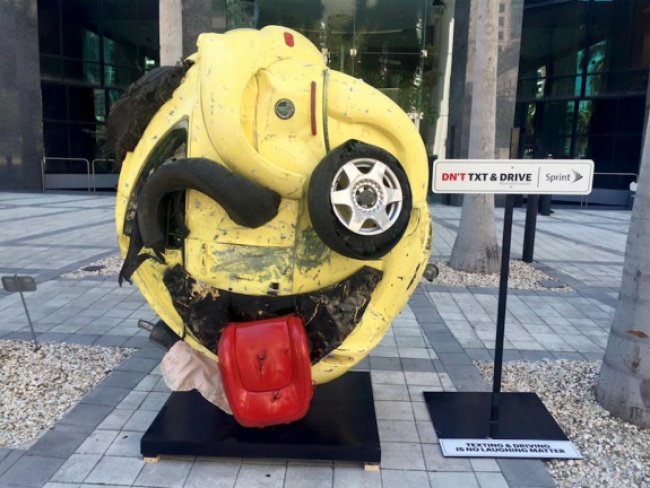 Biểu tượng mặt cười được tạo thành từ xác xe hơi này chính là một phần trong khuyến cáo về việc nhắn tin khi đang lái xe