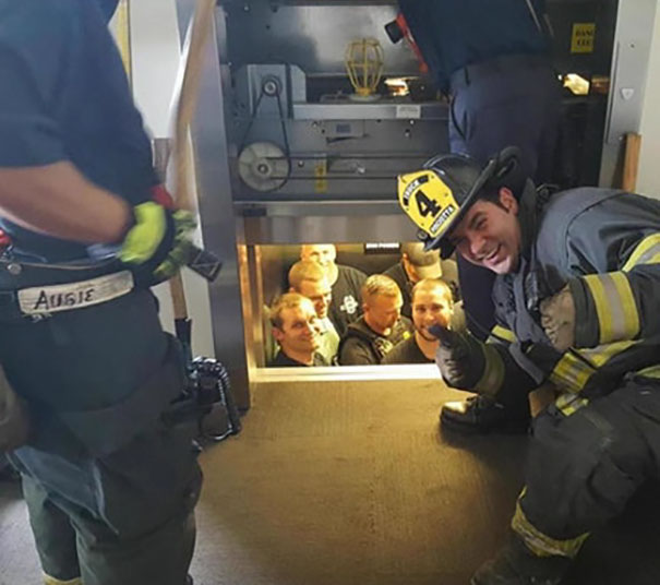 Khi nhân viên Cục Phòng cháy Chữa cháy cứu nhân viên Cục cảnh sát thoát khỏi 'thảm họa' thang máy