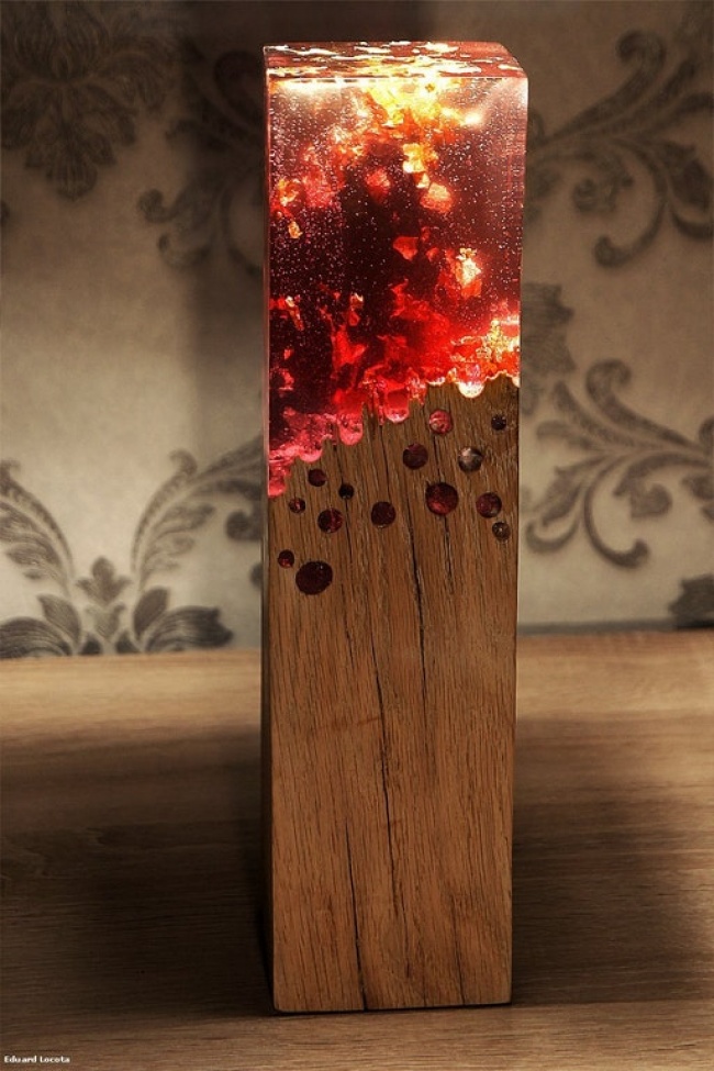 Chiếc đèn được thiết kế như miếng gỗ đang cháy