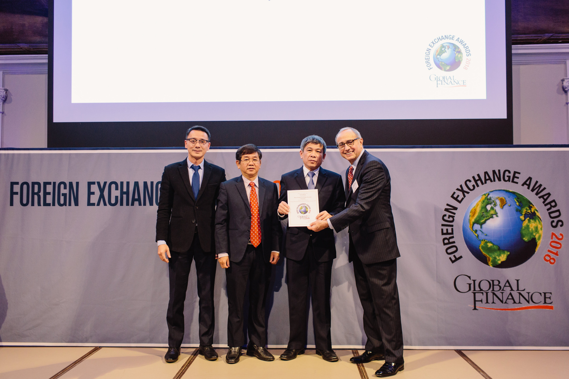 Ông Cát Quang Dương - Thành viên HĐQT VietinBank nhận giải thưởng của tạp chí Global Finance tại London (Anh Quốc)