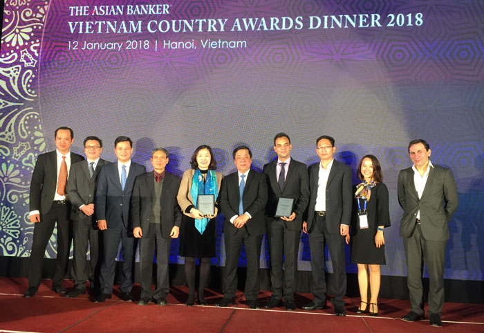 Phó Thống đốc NHNN Nguyễn Kim Anh (thứ 5 từ phải sang) chúc mừng VietinBank nhận 3 giải thưởng lớn