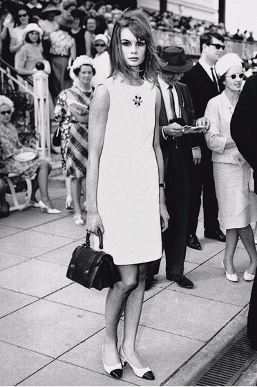 Siêu mẫu Jean Shrimpton mặc một chiếc váy ngắn trên đầu gối và hở tay trong một sự kiện ở Melbourne. Tuy khó tin với góc nhìn của thời nay, nhưng trang phục của cô đã từng nhận nhiều 'gạch đá' từ các khách mời tham dự.