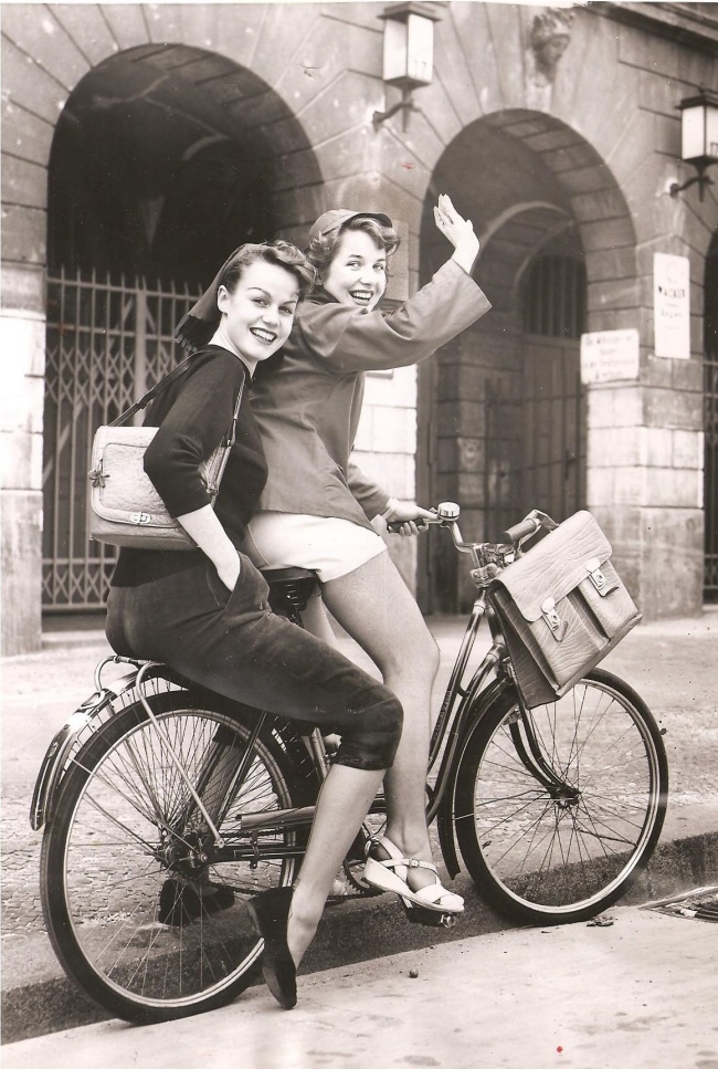 Hai cô gái Đức phải đạp xe về nhà... thay quần vì thời ấy chỉ cho phép nữ sinh mặc váy đồng phục