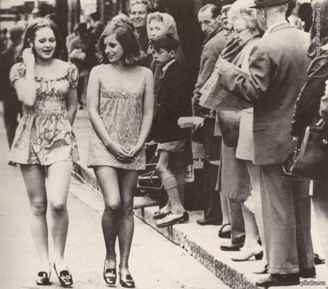 Hai cô gái mặc váy ngắn ở Capetown năm 1965 nhận được nhiều ánh mắt hiếu kỳ lẫn 'kỳ thị' của người đi đường.