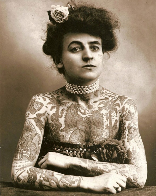 Maud Wagner là người phụ nữ đầu tiên xăm mình đầu tiên được ghi nhận, cũng là cô gái sở hữu những hình xăm táo bạo che kín cơ thể (ảnh năm 1907)