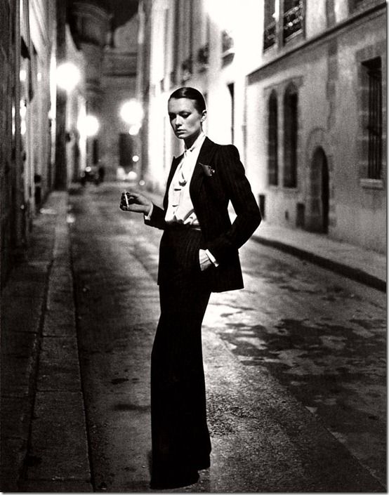 Năm 1996, hãng thời trang nổi tiếng Yves Saint Laurent đã khoác bộ vest - biểu tượng của nam giới - lên những cô gái của mình. Những siêu mẫu của  Yves Saint Laurent không được cho phép bước vào các nhà hàng trong những bộ vest nữ này, nhưng đây cũng là một bước tiến đột phá với thời trang vào thời điểm ấy  