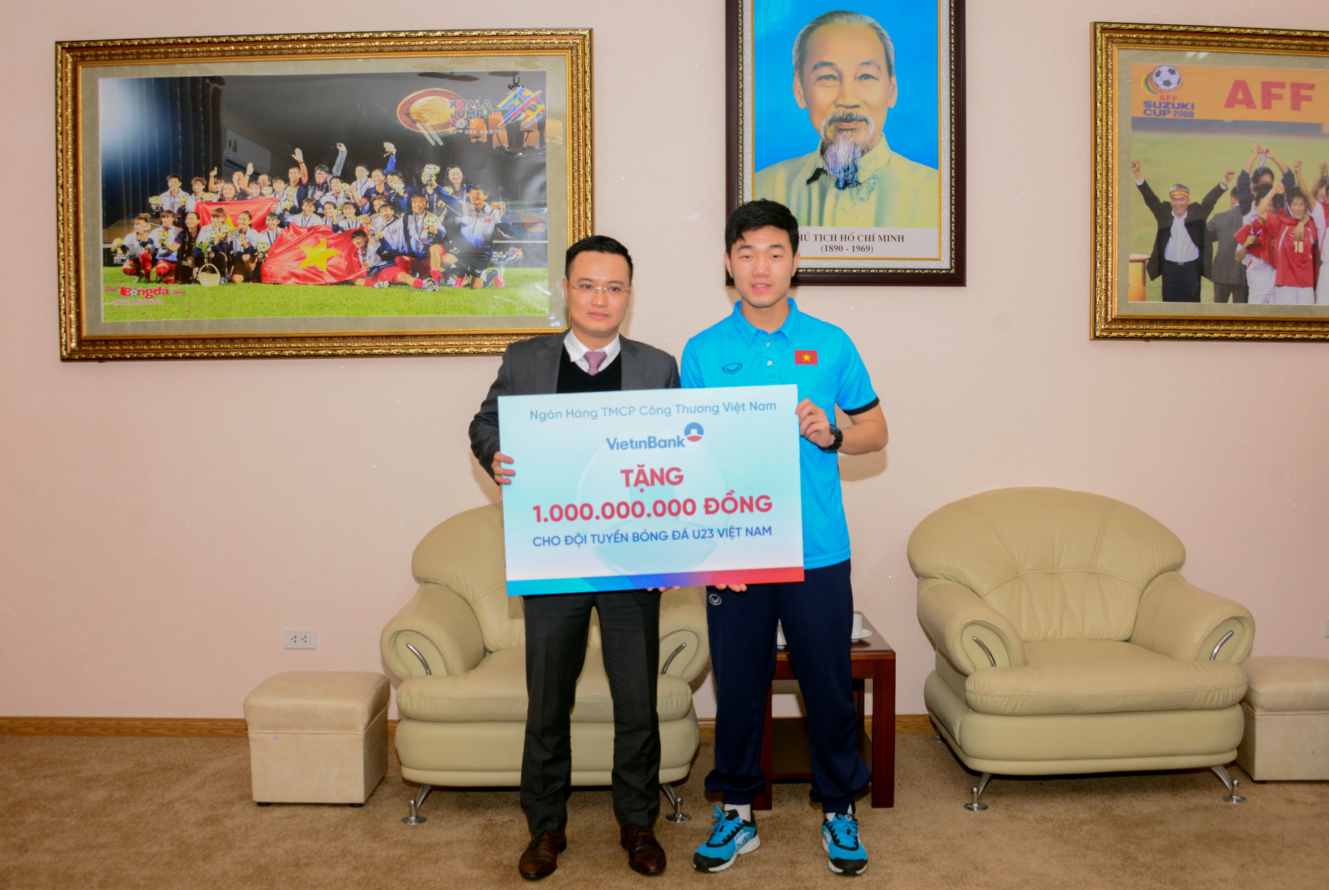 Ông Nguyễn Đình Vinh trao tặng 1 tỷ đồng cho Đội tuyển bóng đá nam U23 Việt Nam