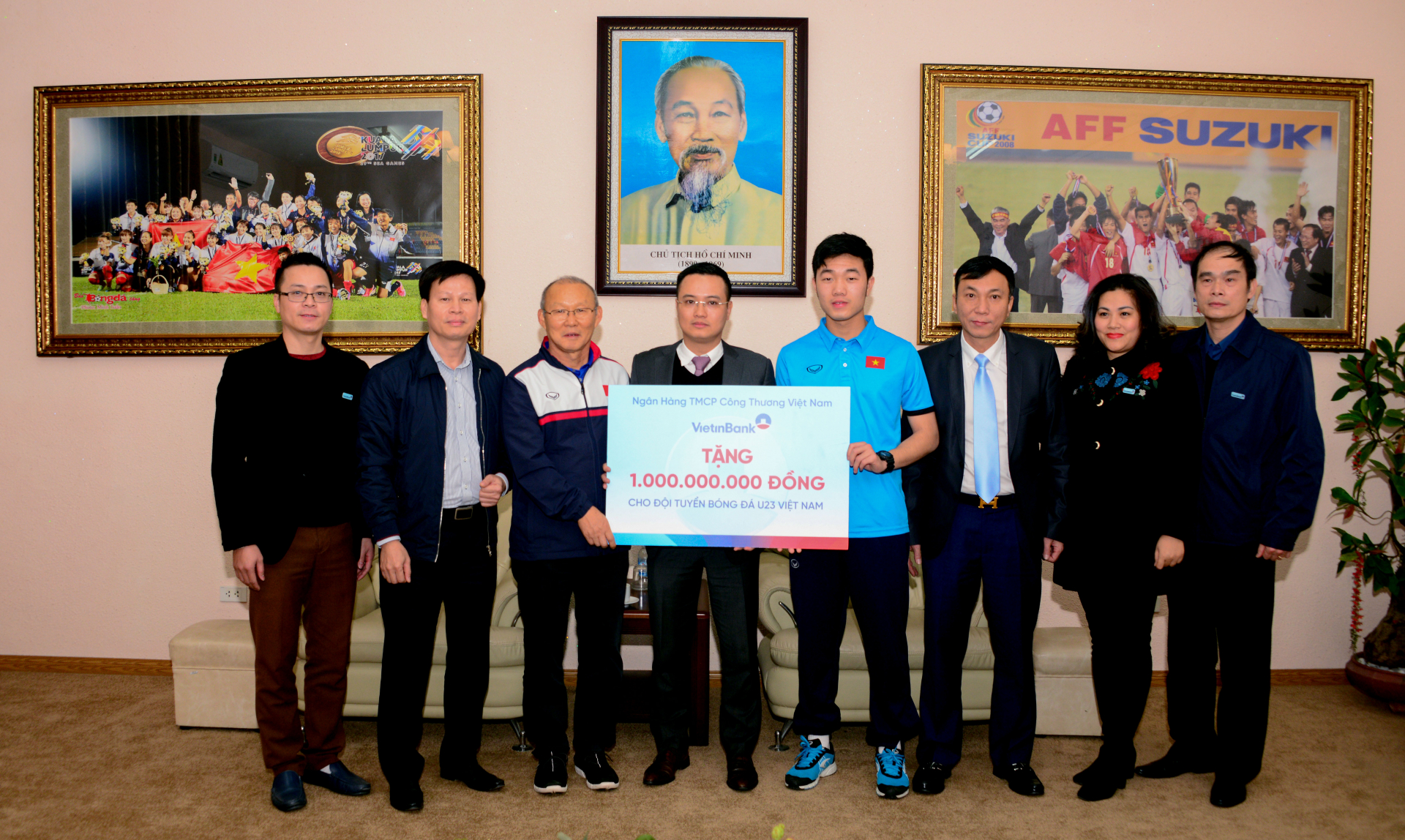 Ông Nguyễn Đình Vinh chụp ảnh cùng Huấn luyện viên Park Hang-Seo, tiền vệ Lương Xuân Trường và các đại biểu dự buổi gặp mặt