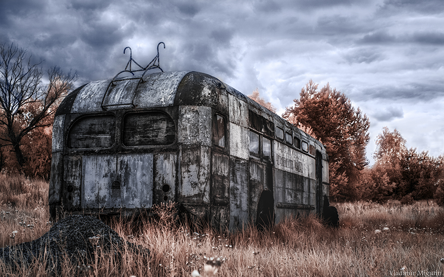 Một chiếc xe bus trong bãi phế liệu của Chernobyl
