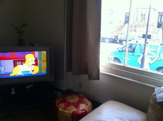 Khi ông Simpson tình cờ nhìn thấy bà Simpson ngoài cửa sổ