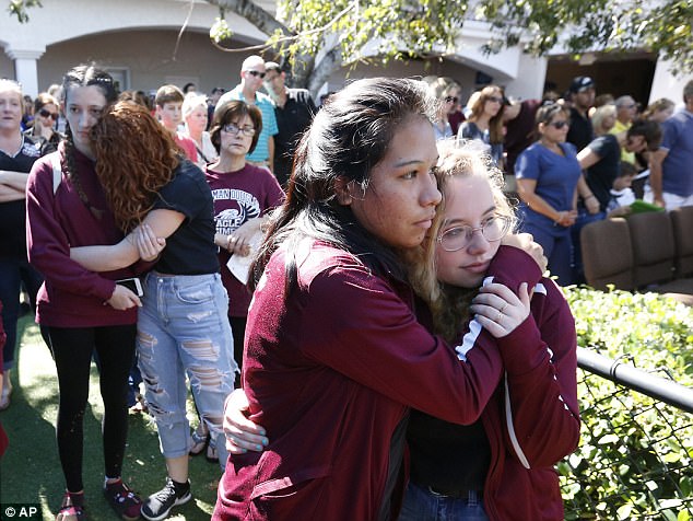 Những học sinh đau lòng trước sự ra đi của bạn bè - đã có 14 học sinh và 3 huấn luyện viên trong trường trở thành nạn nhân của vụ xả súng