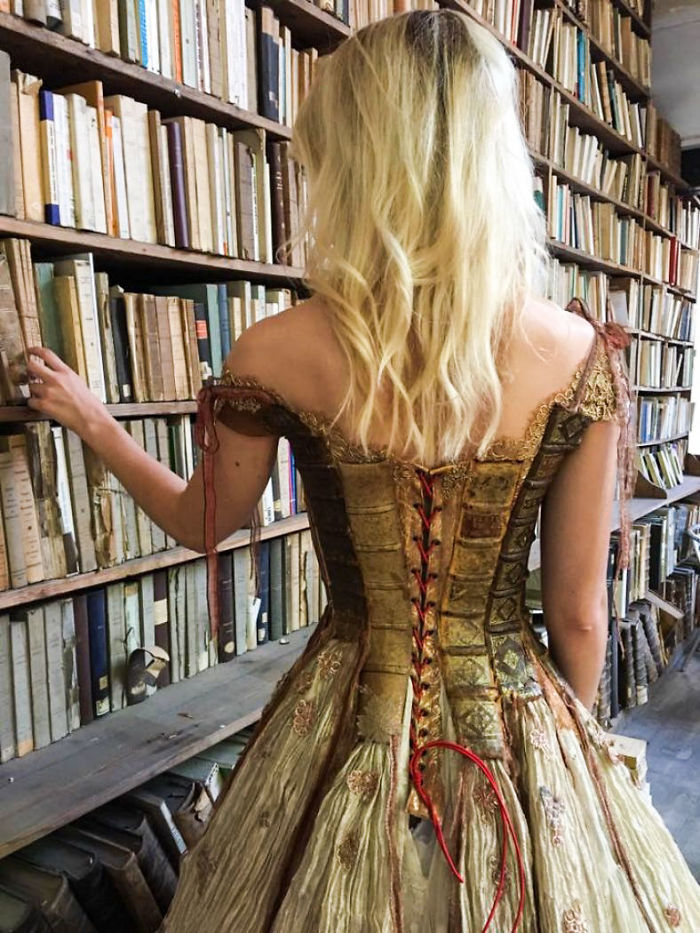 Nếu nàng Belle 'mọt sách' trong Người đẹp ngủ trong rừng muốn có một chiếc váy dạ hội, hẳn nàng sẽ phải lòng chiếc váy này từ cái nhìn đầu tiên