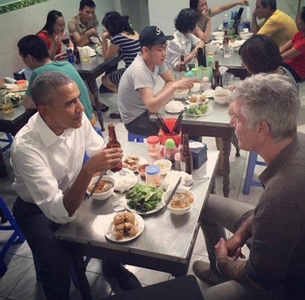 Hình ảnh Obama ngồi ăn ở quán bún chả này từng 