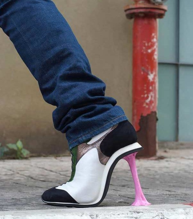 Chiếc giày cao gót nhìn như thể bạn vừa giẫm phải bã kẹo cao su