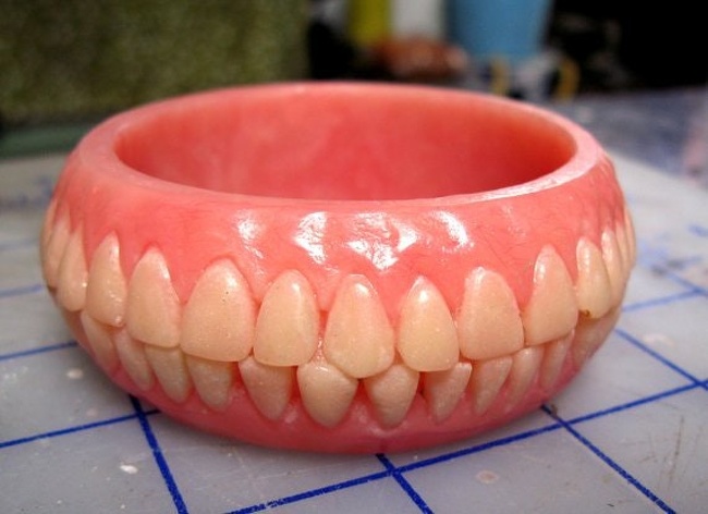 Không phải răng giả, đây chính là một chiếc vòng tay 