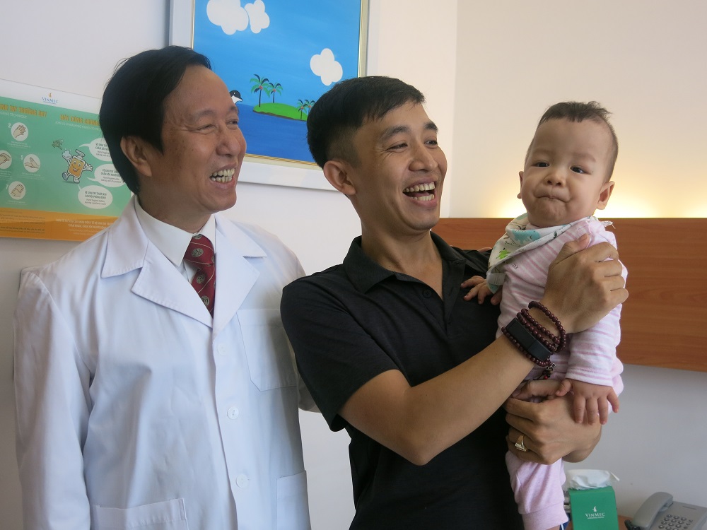 GS Nguyễn Thanh Liêm chia sẻ niềm vui với gia đình một bệnh nhân đã khỏi bệnh xơ phổi sau khi ghép tế bào gốc