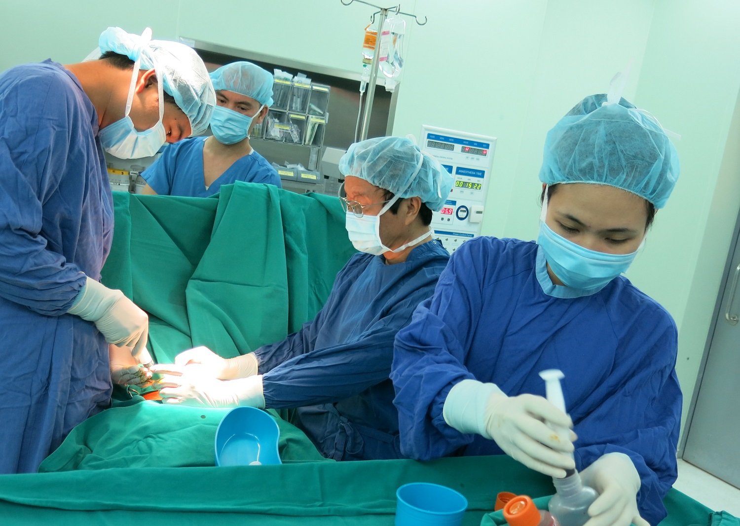 GS Nguyễn Thanh Liêm cùng đồng nghiệp thực hiện lấy tế bào gốc nghiên cứu điều trị