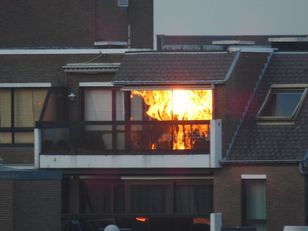 Ánh nắng khiến cho ngôi nhà nhìn như đang trong cơn hỏa hoạn