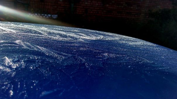 Tuyết đọng trên mui ô tô nhìn qua như một bức ảnh của NASA