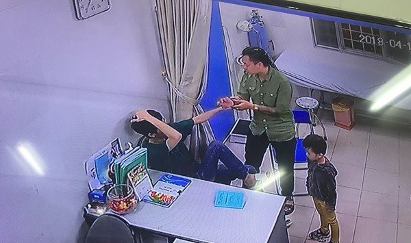 Hình ảnh camera ghi lại khi bác sĩ bị người nhà bệnh nhi tấn công