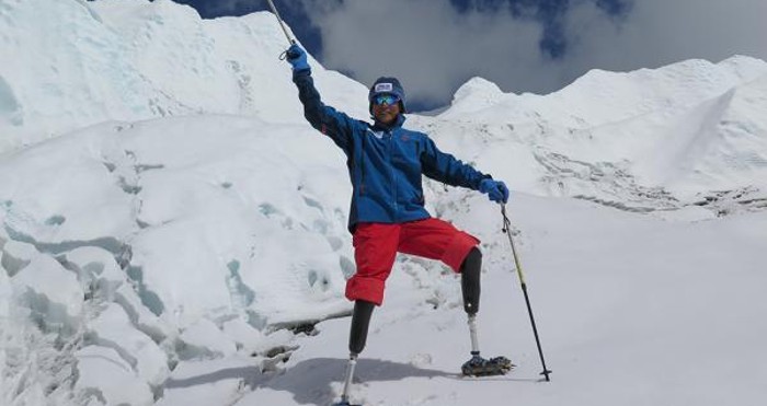 Ông Hạ từng mất hy vọng chinh phục Everest sau khi chính quyền Nepal cấm người bị mất cả 2 chân thực hiện việc leo núi, tuy nhiên may mắn cho ông là họ đã gỡ bỏ lệnh cấm vì sợ nó thể hiện sự phân biệt đối xử với người khuyết tật