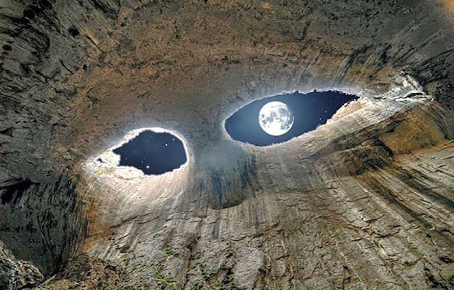 Bức ảnh chụp từ dưới hang động Prohodna này được đặt tên 