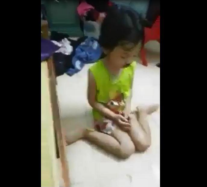 Đoạn video người mẹ đánh con gái rồi livestream lên mạng đã khiến hàng ngàn người phẫn nộ