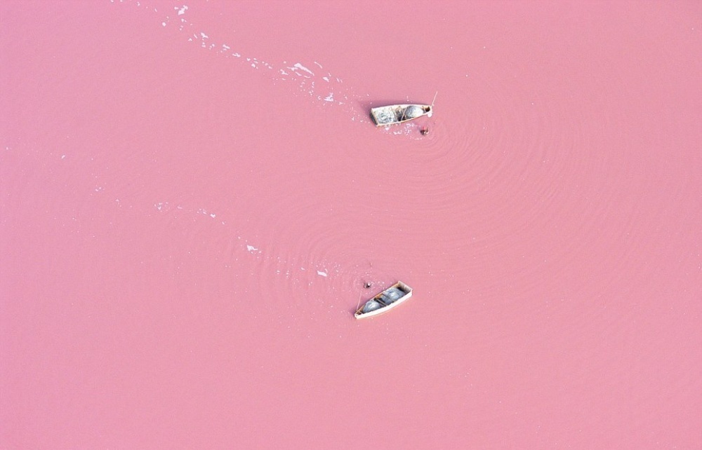Hồ Retba hay Lac Rose nằm ở phía Bắc bán đảo Cap Vert, phía Đông Bắc thủ đô Dakar, Senegal. Các nhà khoa học cho rằng, nguyên nhân nước hồ có màu hồng là do loại tảo Dunaliella Salina có rất nhiều trong nước tạo thành. Hồ còn có hàm lượng muối cao, tương tự như Biển Chết nên khiến con người dễ nổi trên mặt nước. 