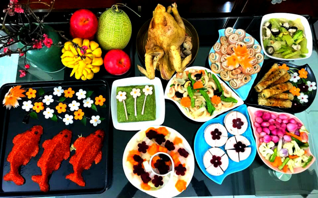   Mâm cỗ cúng ông Công, ông Táo gồm những món đơn giản, truyền thống nhưng được trang trí sáng tạo, đẹp mắt của Food Blogger Tô Hưng Giang từng được chia sẻ rầm rộ trên mạng xã hội. (Ảnh: Tô Hưng Giang)  