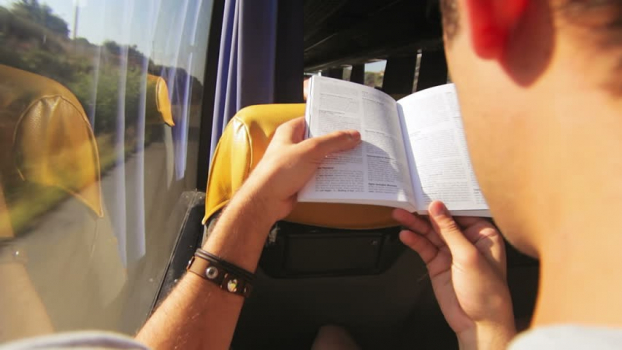  Tránh kích thích thị giác, bạn không nên đọc sách báo hoặc nghịch điện thoại khi đang ngồi trên xe. Điều này sẽ khiến bạn cảm thấy mỏi mắt và ảnh hưởng tới hoạt động của tiền đình. (Ảnh: WikiHow)  