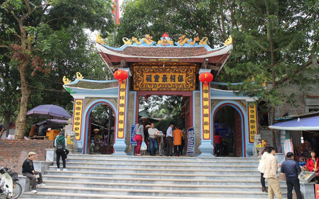   Ngôi đền Bảo Hà được xây dựng vào cuối đời Lê (niên hiệu Cảnh Hưng), thờ danh tướng Hoàng Bảy họ Nguyễn, có công bảo vệ và xây dựng Tổ quốc ở cửa khẩu Lào Cai. (Ảnh minh họa)  