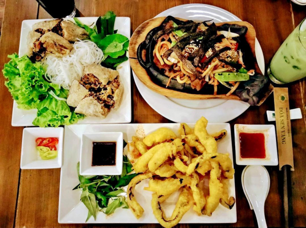   Nhà hàng chay Đóa Sen Vàng nổi tiếng với thực đơn phong phú, có rất nhiều món ăn ngon được chế biến cầu kì, hấp dẫn. (Ảnh: Trangnguyen)  